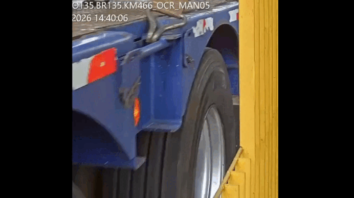 VÍDEOS: Transporte irregular de cargas gera danos e risco em trechos da BR-135