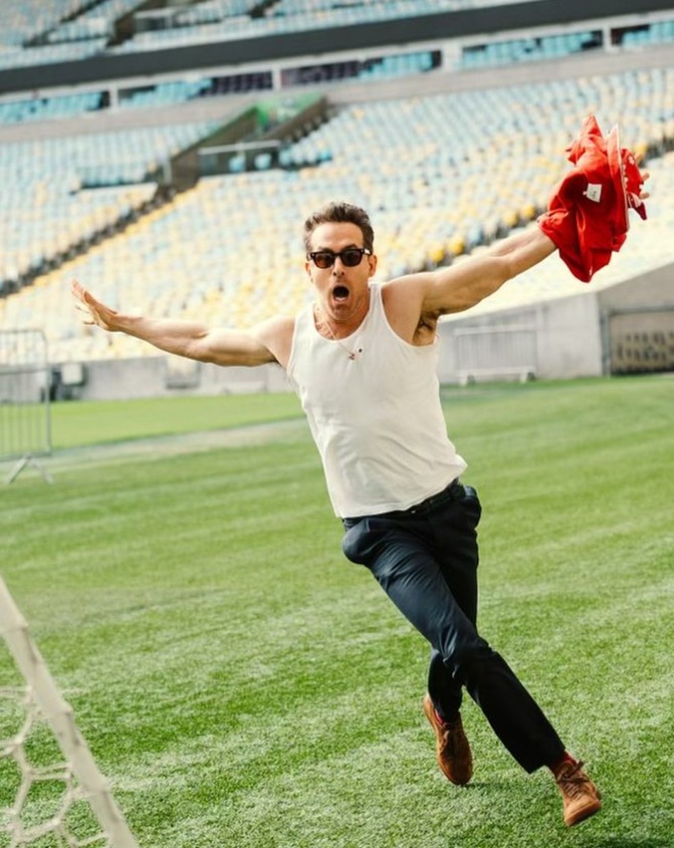 Ryan Reynolds vibra após marcar um gol no Maracanã — Foto: Reprodução redes sociais