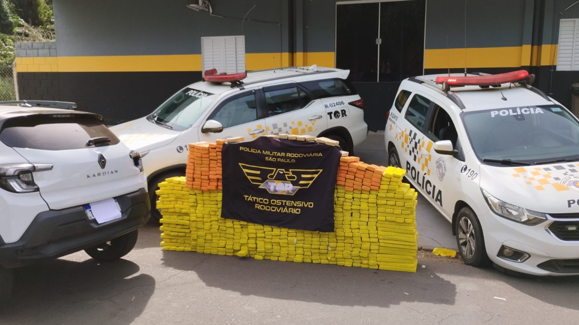 Polícia Rodoviária prende homem com quase uma tonelada de maconha em rodovia de Penápolis