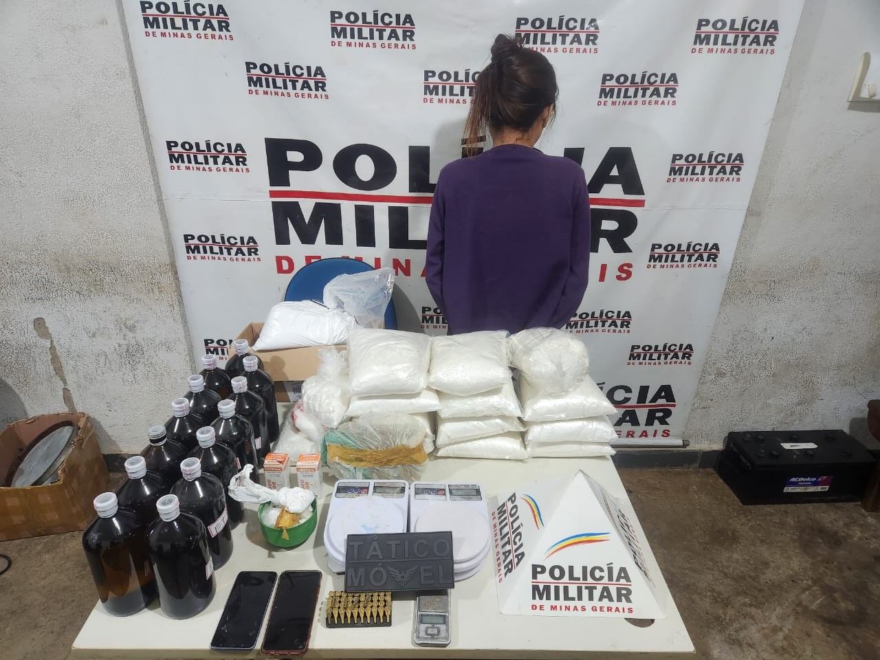 PM aborda irmãs suspeitas de tráfico de drogas e fecha laboratório de cocaína em Uberaba  