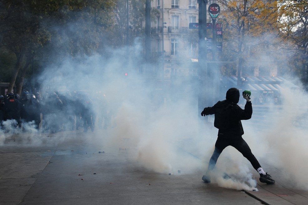 Manifestante joga objeto contra policiais na França — Foto: Stephanie Lecocq/Reuters