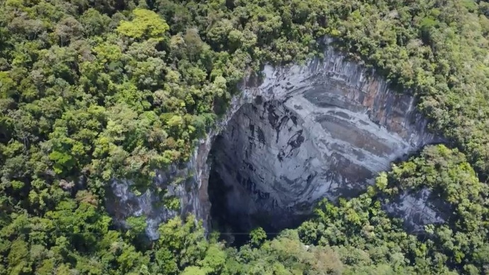 Pesquisadores da USP usam a tecnologia para revelar a maior boca de caverna do mundo — Foto: Reprodução/TV Globo