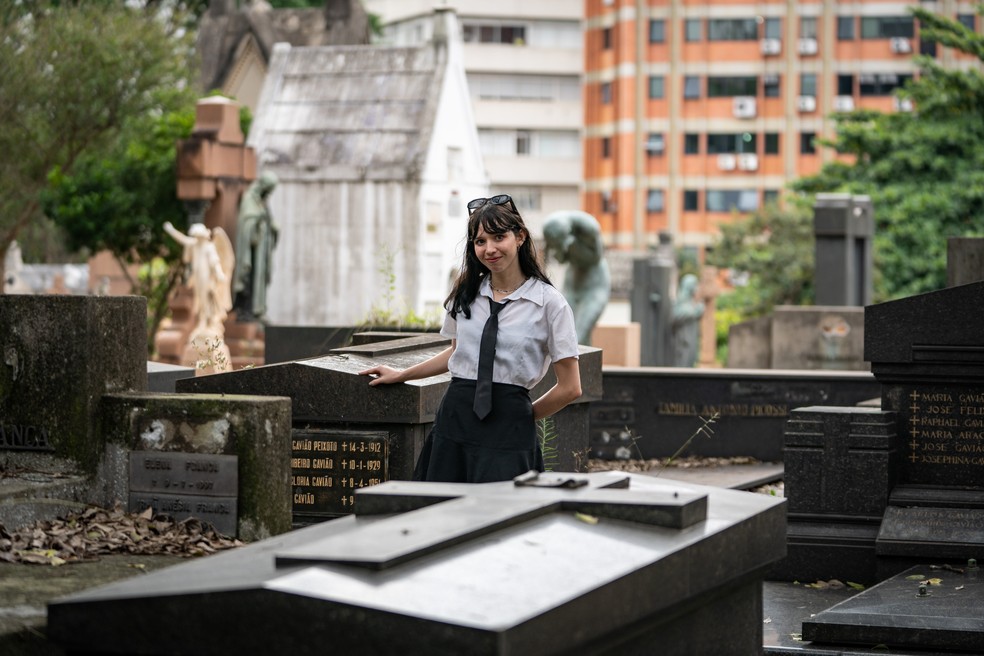 Carina Mattei, conhecida como Ego nas redes sociais, no Cemitério da Consolação, na região central de São Paulo — Foto: Fábio Tito/ g1