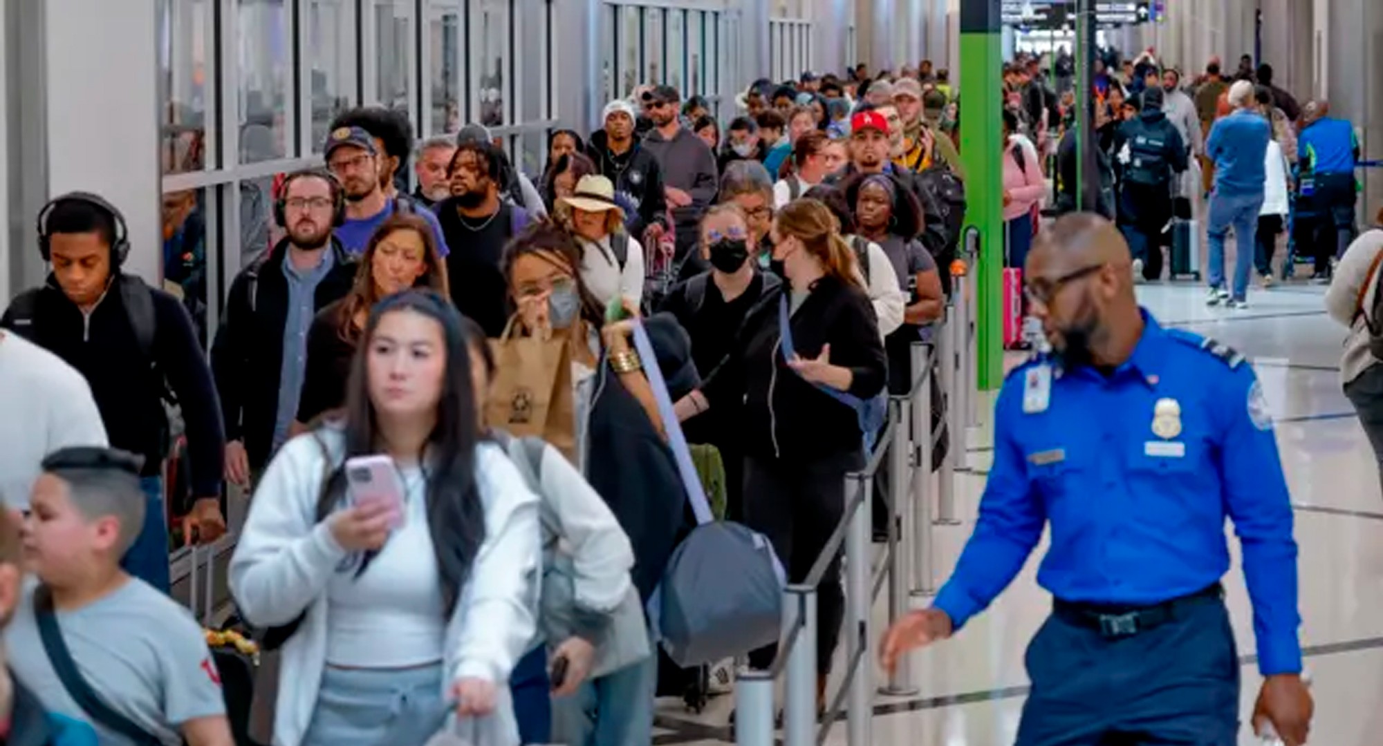 Por que aeroportos nos EUA enfrentam caos — e o que decisão de Trump de enviar ICE tem a ver com isso