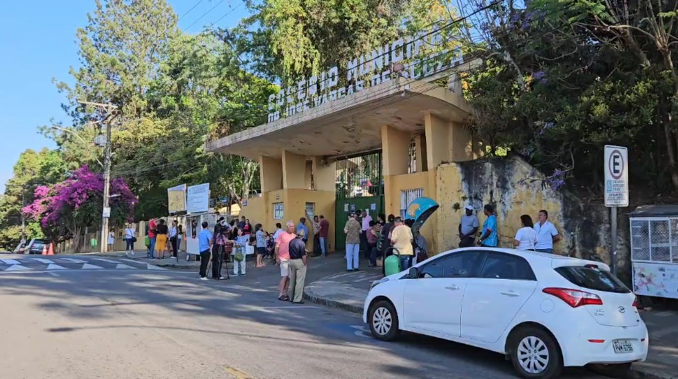 Eleições: Movimentação no Colégio Municipal Dr. José Vargas de Souza em Poços de Caldas, MG — Foto: Marcos Corrêa