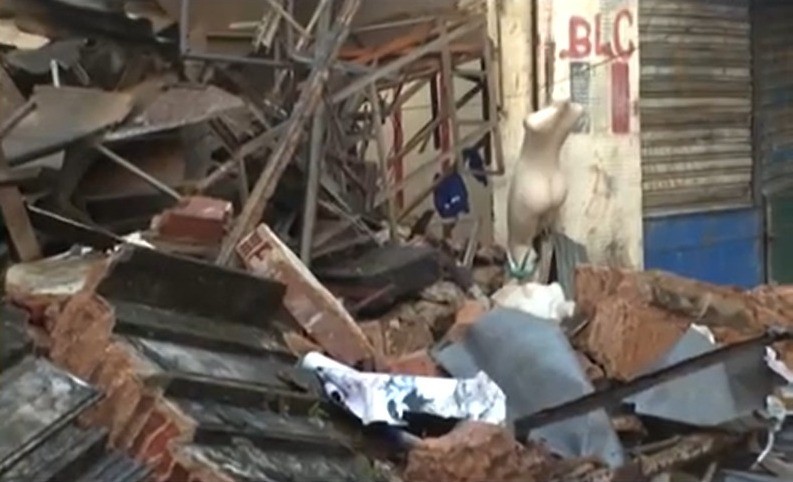 Parte de casarão onde funcionava loja de roupas desaba em Salvador; dono teve prejuízo de R$ 50 mil