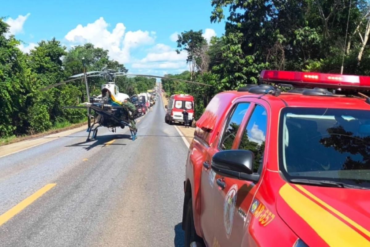 Motorista morre após bater carro contra carreta carregada com milho em MT 