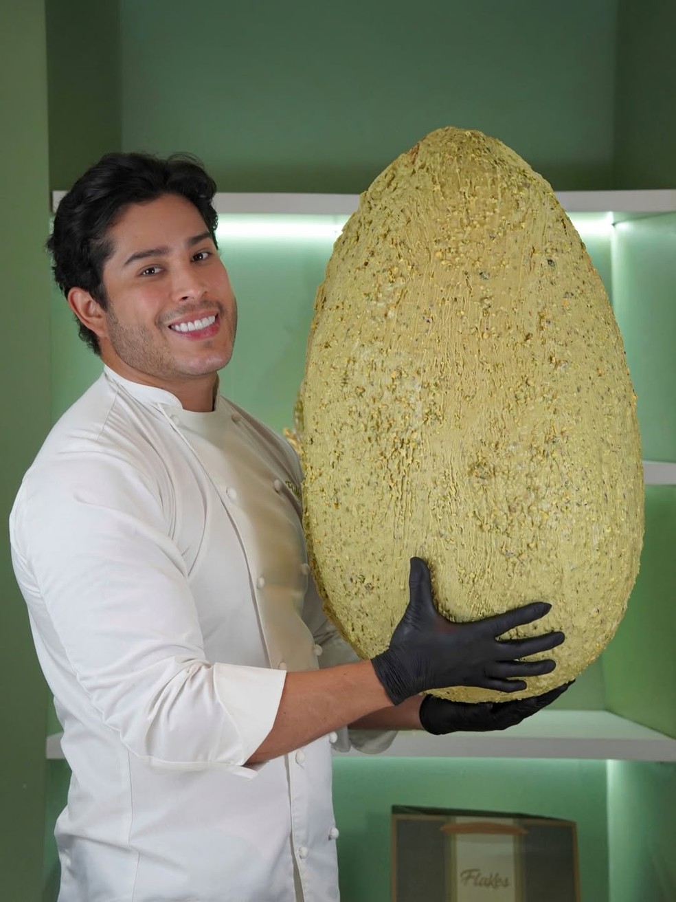 Leonardo Borges e ovo gigante de R$35 mil — Foto: Reprodução Flakes Brazil