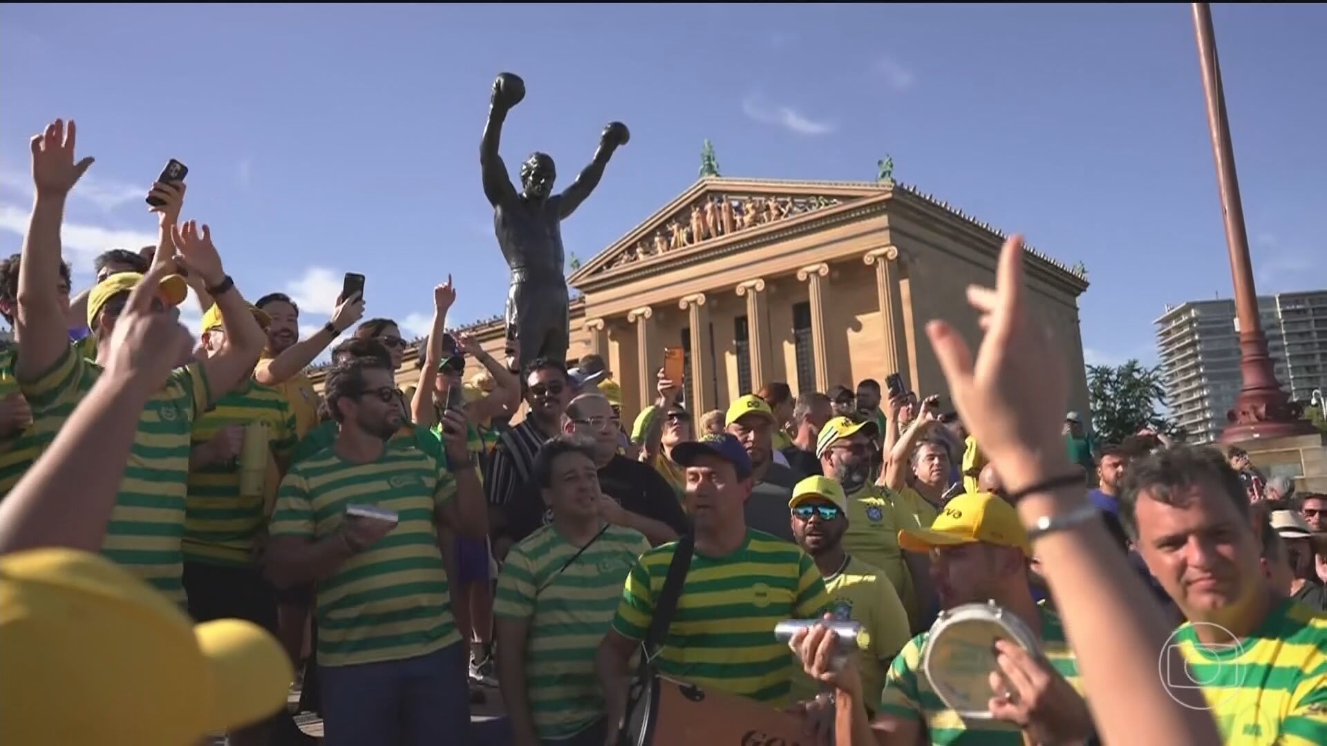 Torcedores brasileiros visitam estátua de Rocky Balboa na Filadélfia, alvo de superstição sobre azar; VÍDEO