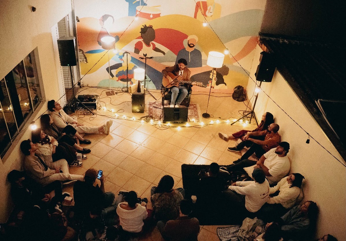 Projeto leva cantor para a casa de fãs e transforma residência em palco no interior de SP