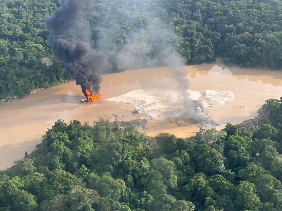 PF e Ibama destroem balsa durante a Operação Fronteira de Ouro na fronteira do Brasil com a Colômbia — Foto: Divulgação