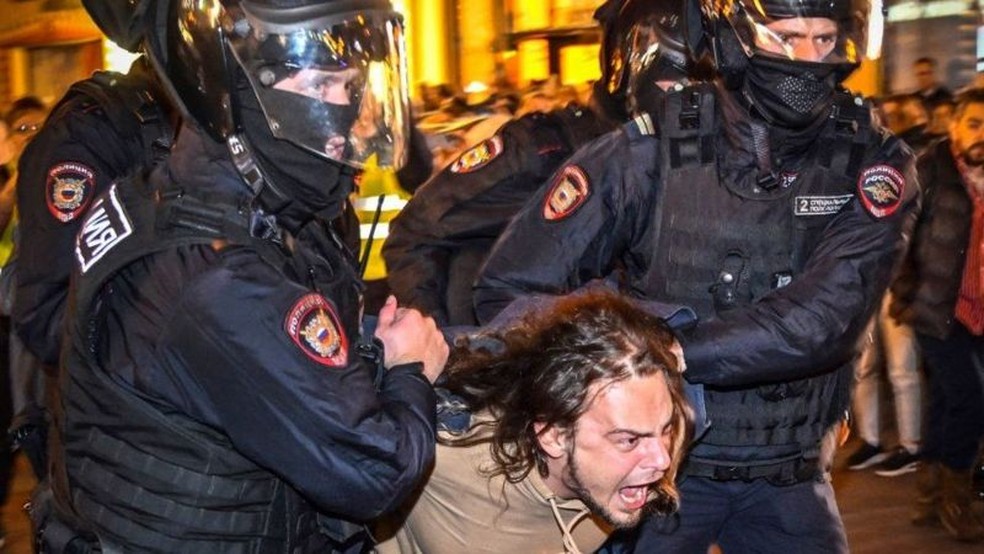 Homem é detido em um protesto em Moscou (ele não foi entrevistado pela BBC). Alguns dos que protestaram contra a mobilização militar foram convocados para o exército — Foto: AFP/via BBC