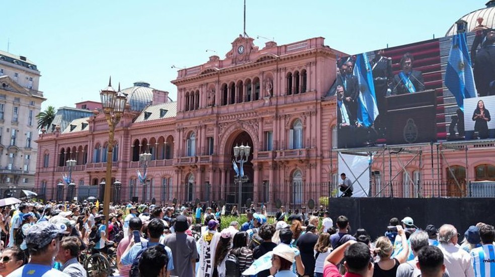 Milhares de apoiadores de Milei se reuniram em frente à Casa Rosada, sede da presidência argentina — Foto: REUTERS via BBC