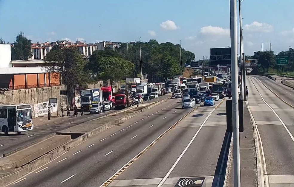 Tiroteio fecha Avenida Brasil — Foto: Reprodução/Centro de Operações Rio