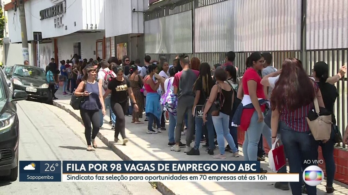 Centenas de pessoas fazem fila por vagas de emprego no ABC | São Paulo | G1