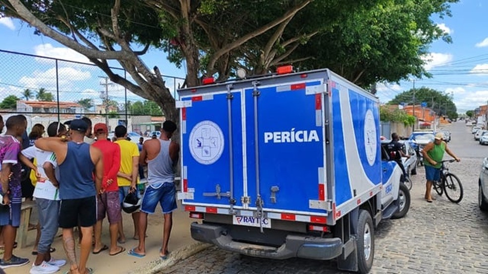 Dougls Borges foi morto a tiros no bairro Parque Ipê, em Feira de Santana — Foto: Ed Santos/Acorda Cidade