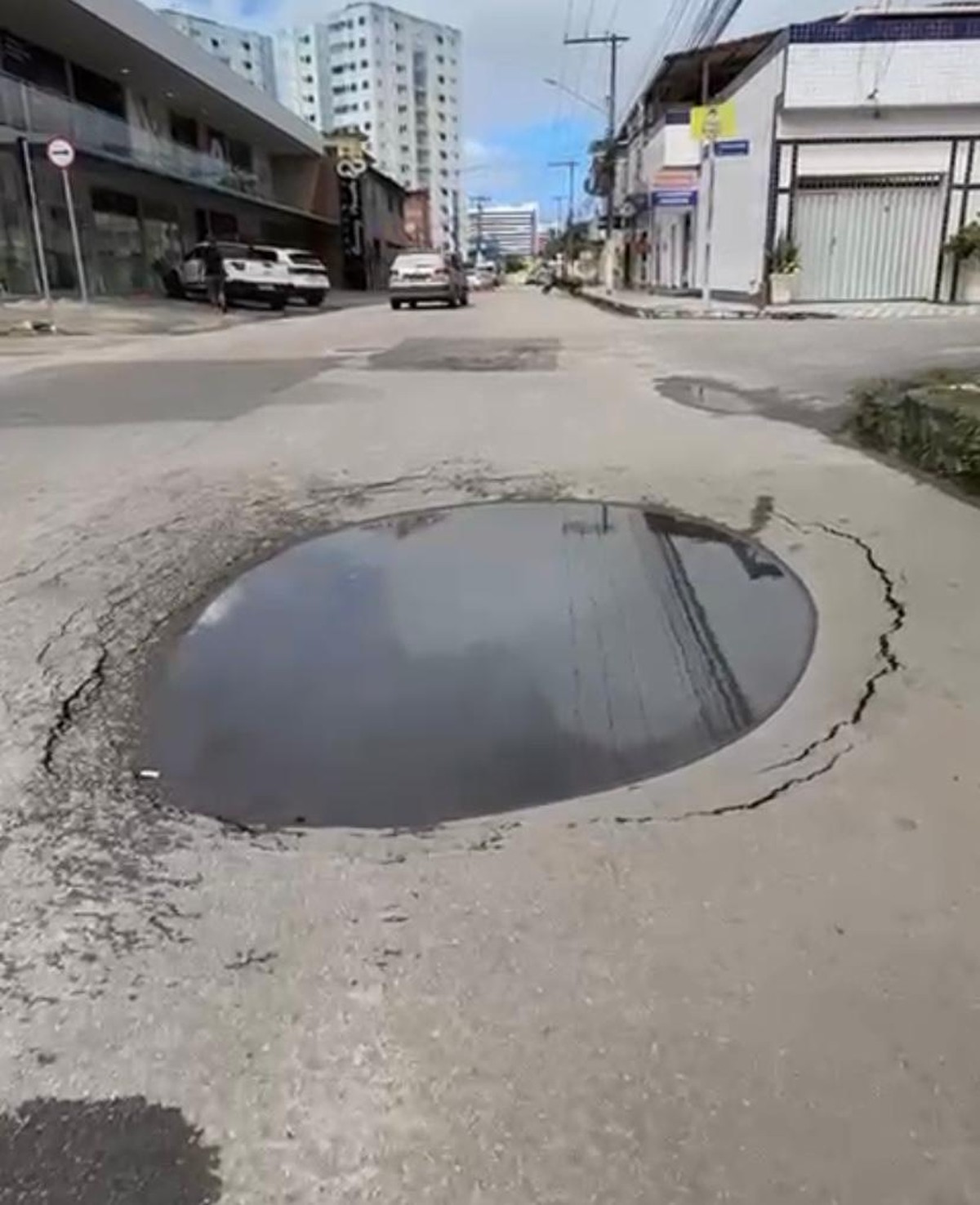 Após chuvas, cratera se abre novamente na Rua Soldado Eduardo dos Santos, em Maceió Alagoas G1