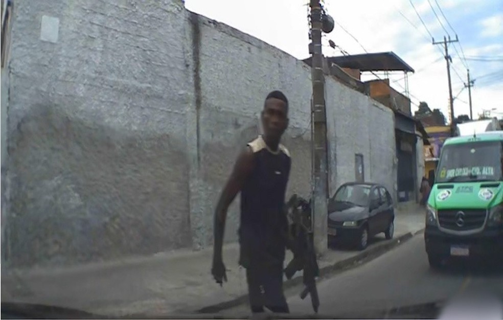 Câmera de segurança de carro flagrou o momento em que bandidos abordaram motorista e passageira na Cidade Alta — Foto: Reprodução