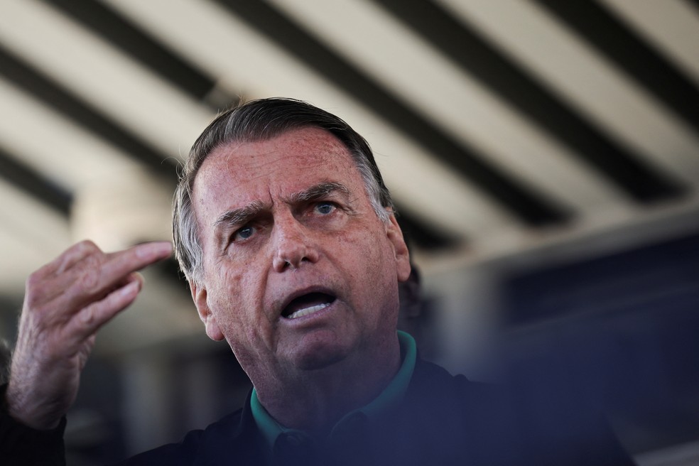 Ex-presidente Jair Bolsonaro fala com a imprensa no Senado, em 17 de julho de 2025  Foto: Reuters/Adriano Machado