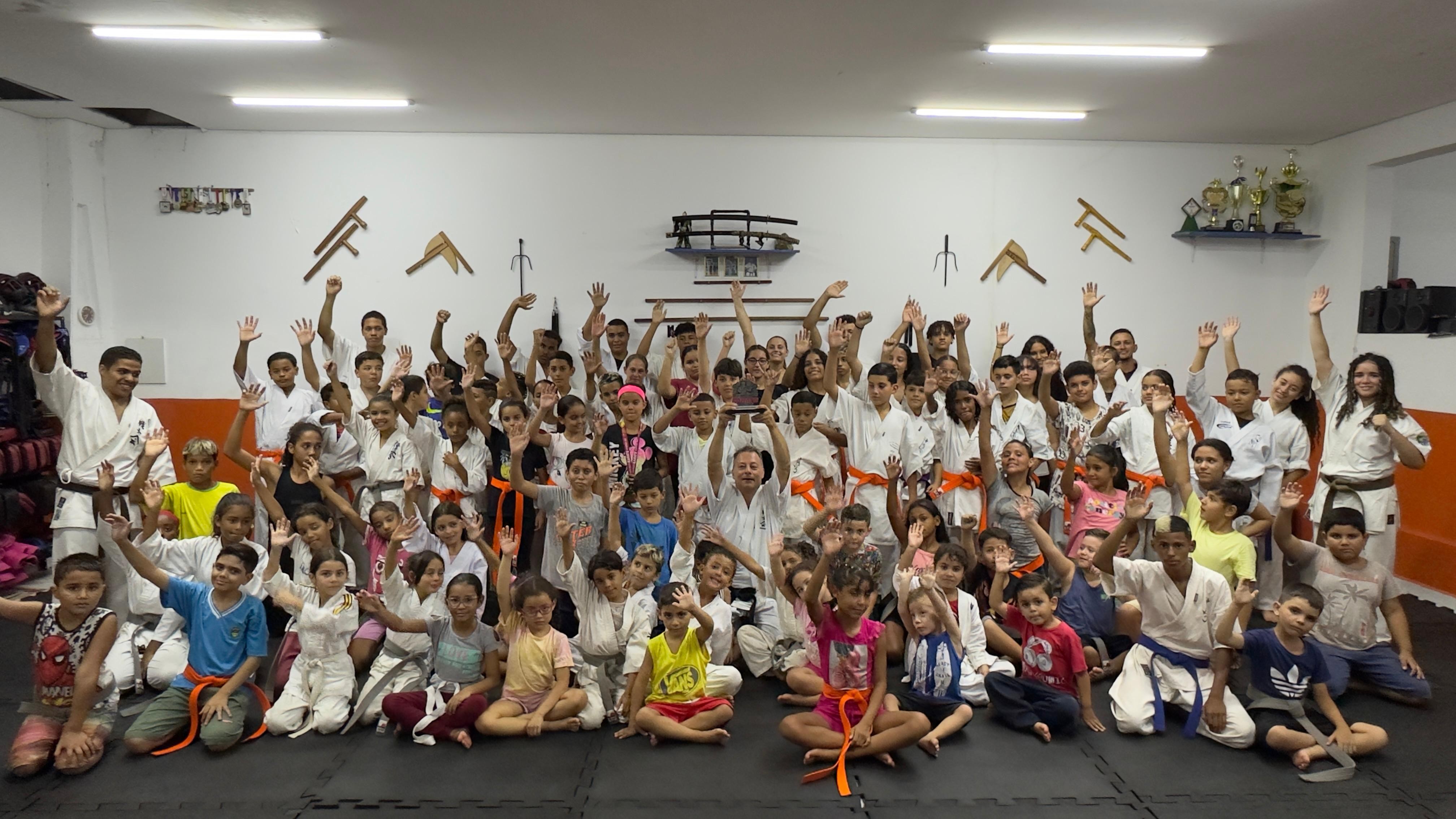 Projetos sociais de karatê levam crianças e adolescentes para campeonato internacional na capital: 'Ver a evolução não tem preço'