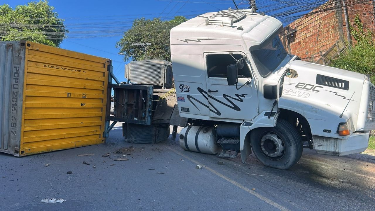 Caminhão com contêiner tomba em cruzamento na Zona Norte de Manaus; VÍDEO