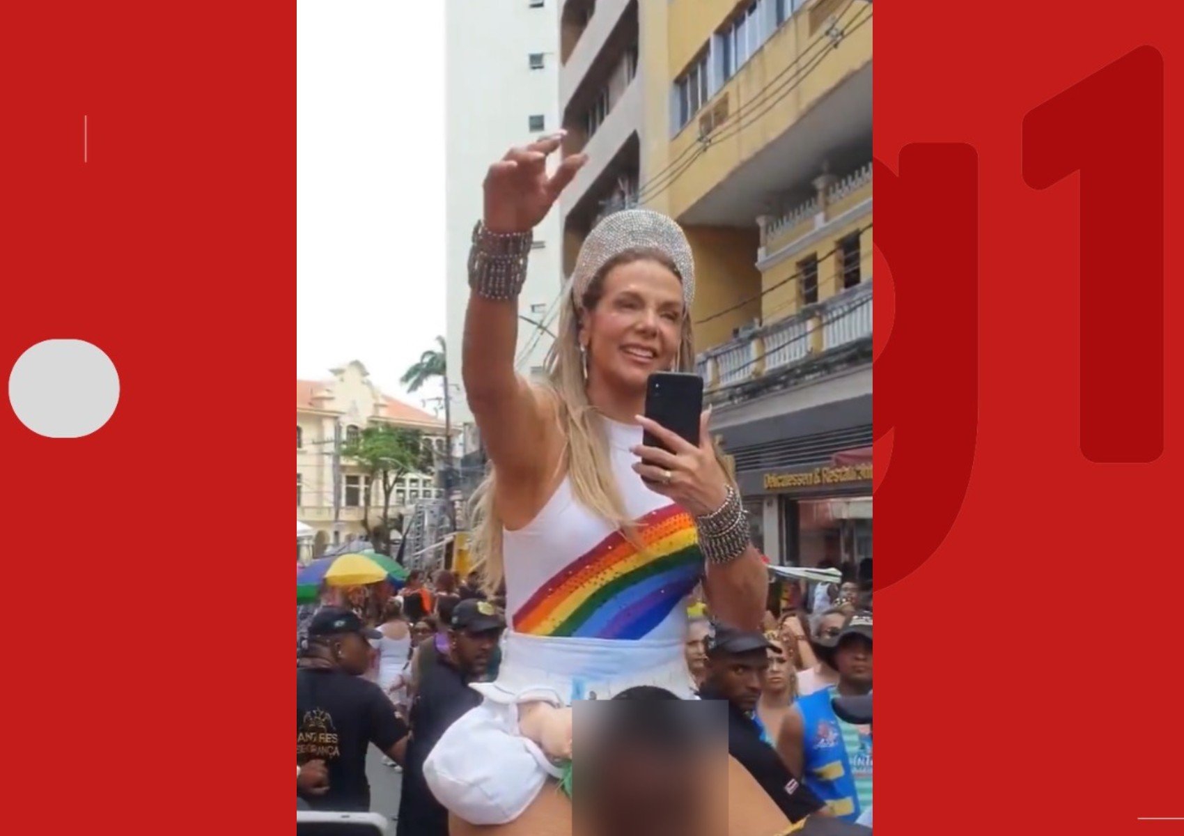Carla Perez se pronuncia após ser acusada de racismo por subir nos ombros de segurança negro no carnaval de Salvador