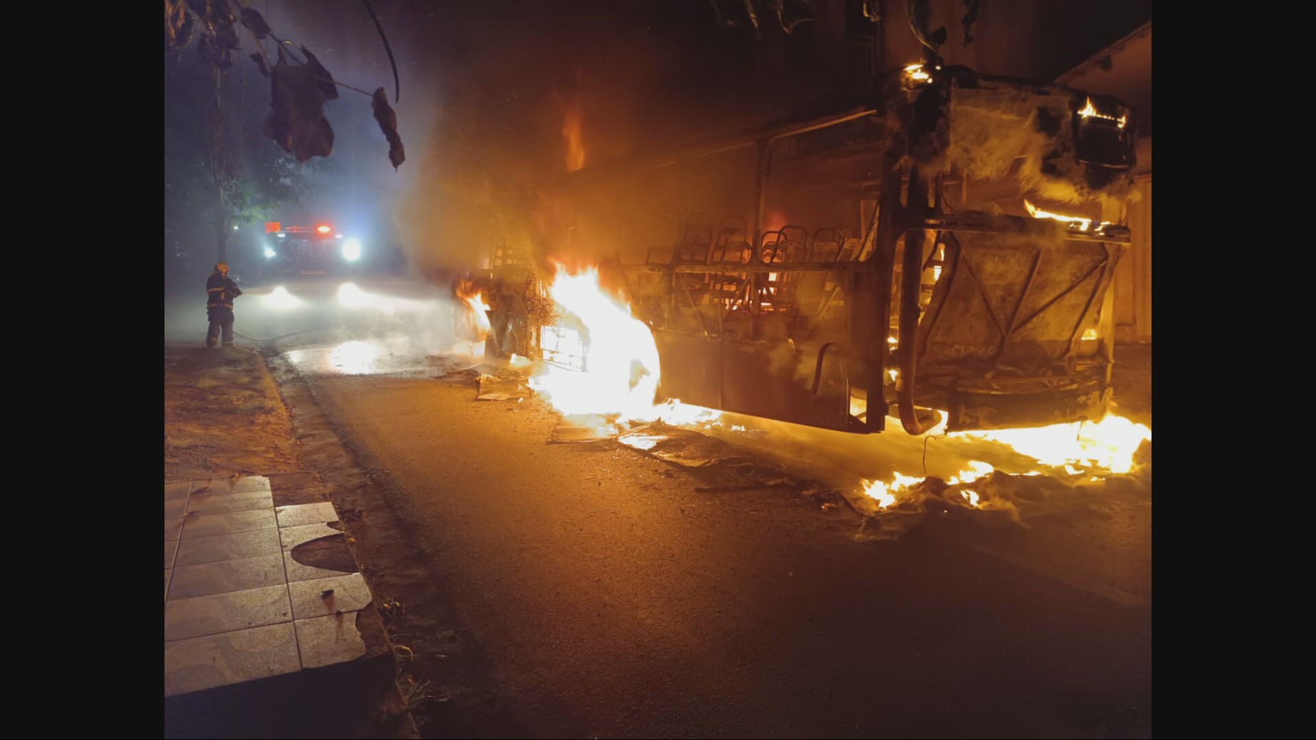 Ônibus é incendiado em BH; VÍDEO