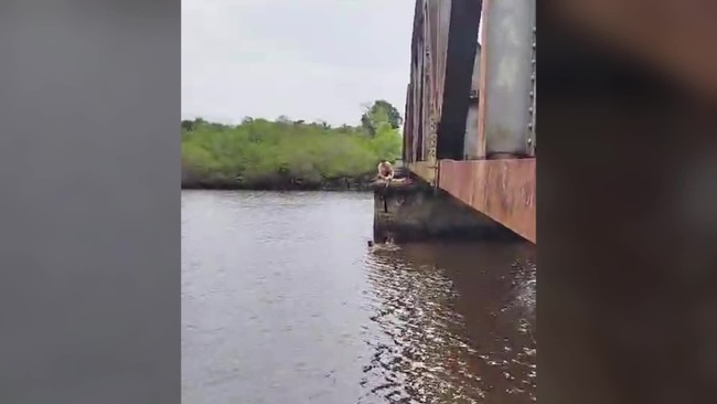 Mulher cai de ponte ao tirar foto e fica presa por cadarço amarrado por namorado em SC