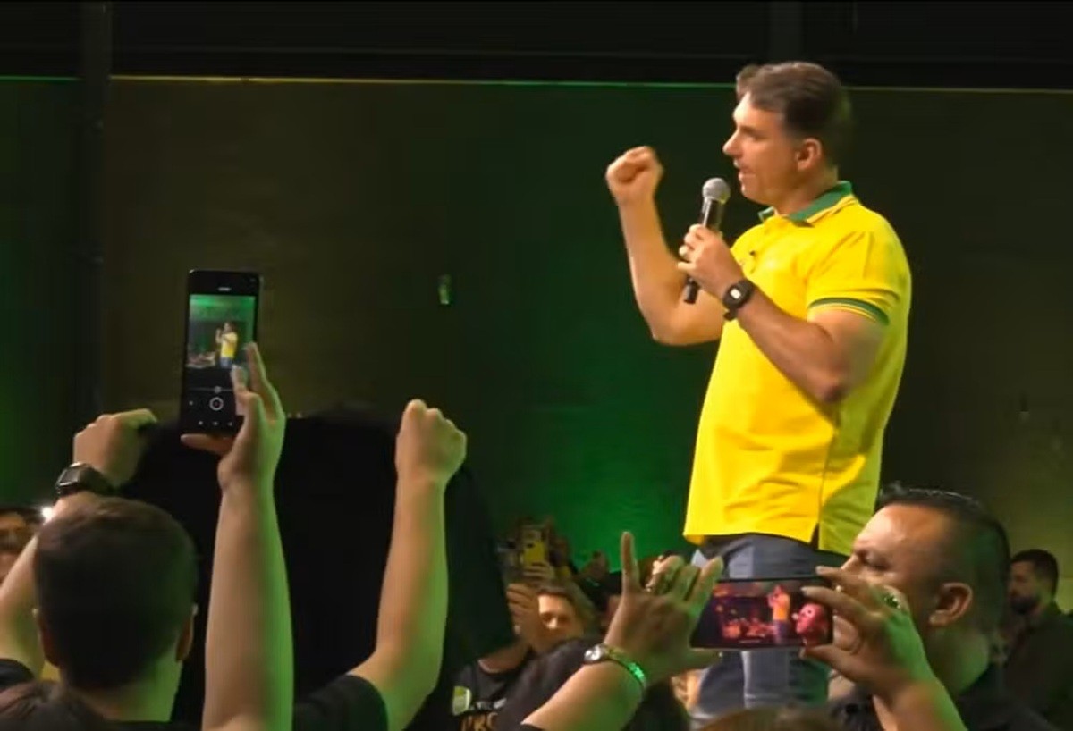 Bolsa Família: Flávio diz que Lula quer 'comprar voto dos mais pobres' | G1