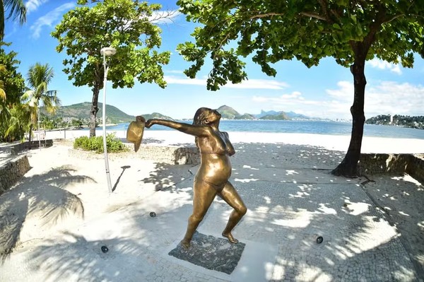 Escultura de bronze da atriz Leila Diniz foi instalada no calçadão da Praia de São Francisco — Foto: Divulgação