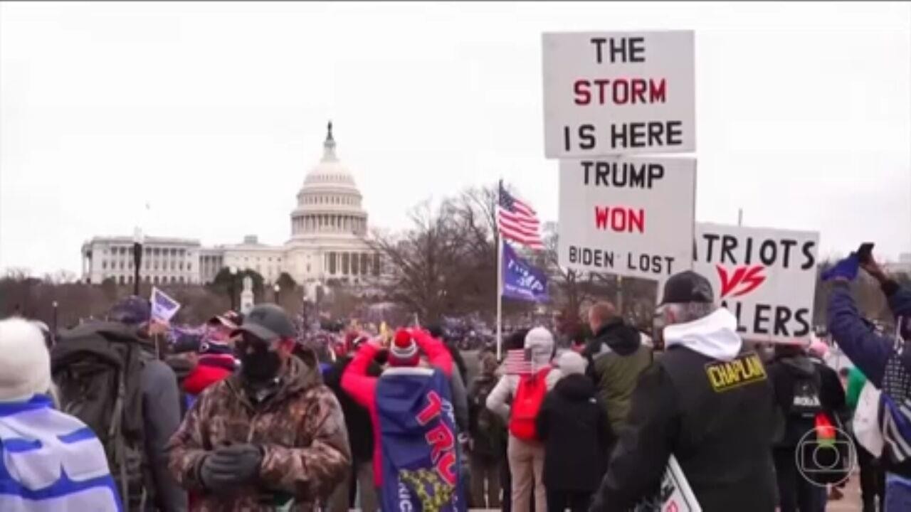 'Vou comprar umas armas', diz 'viking' da invasão ao Capitólio após receber perdão de Trump