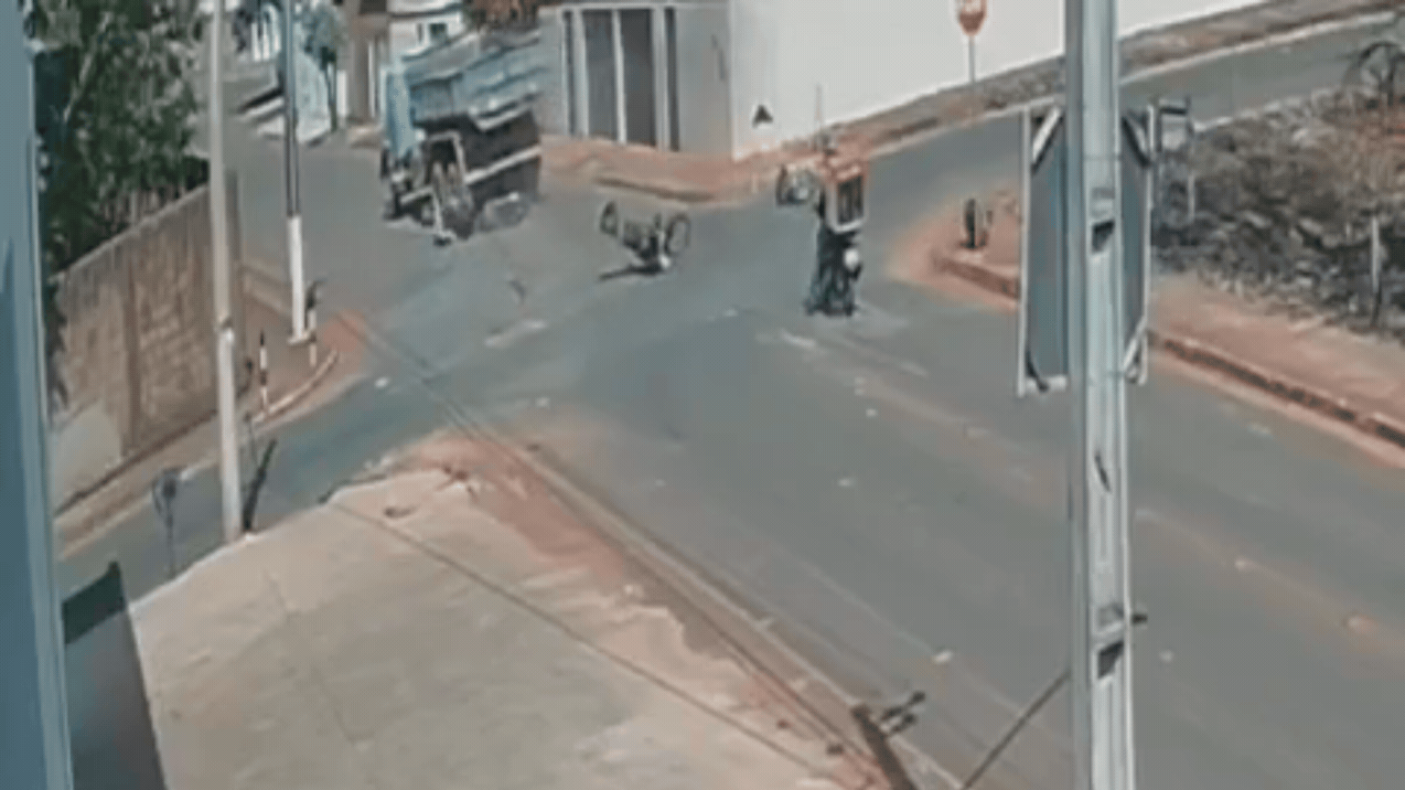VÍDEO: Motociclistas batem em cruzamento e moto pega fogo em MG