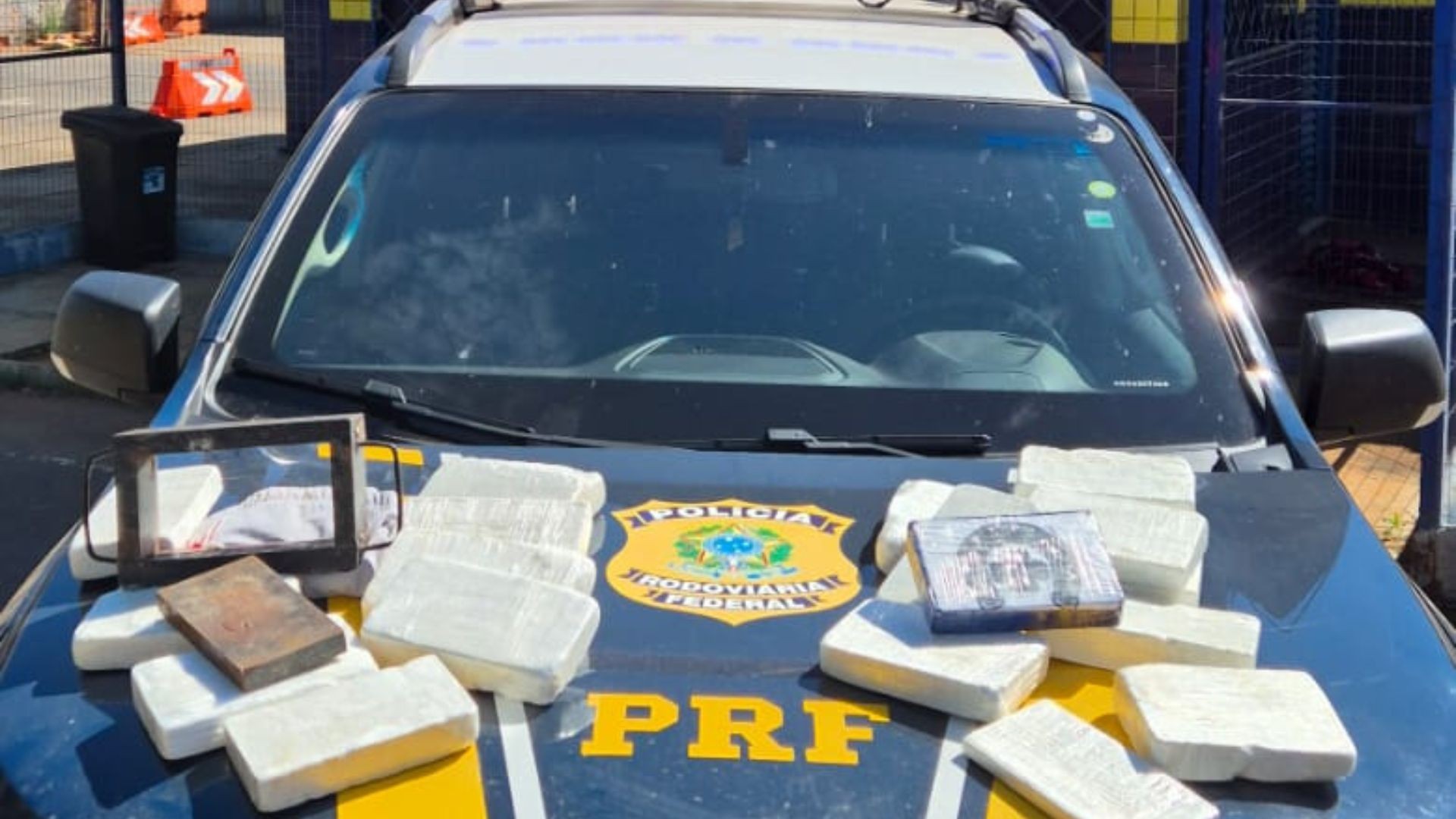 Passageiro é preso com prensa metálica e 20 tabletes de cocaína dentro de ônibus em Patos de Minas