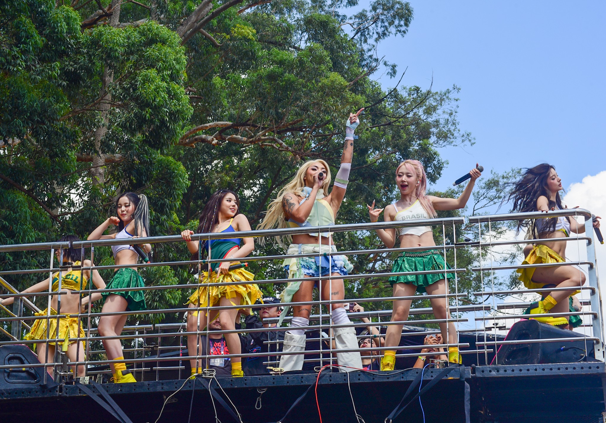 Público LGBT+ e fãs de k-pop lotam Ibirapuera em bloco de Pabllo Vittar; FOTOS