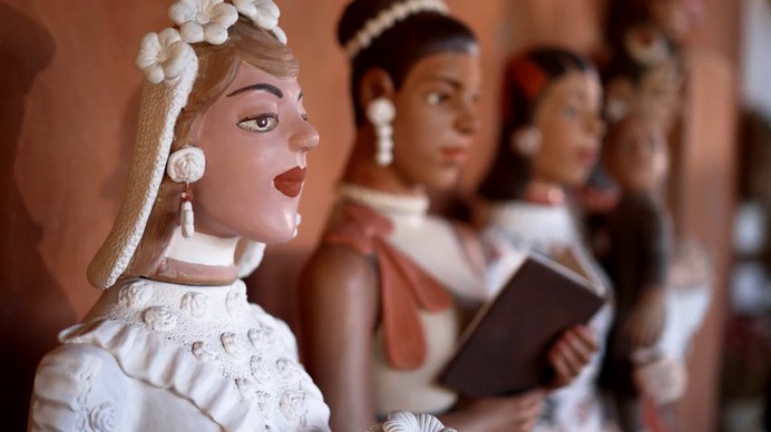 Do sertão mineiro para o mundo: conheça a história das bonecas de barro que ganharam reconhecimento internacional