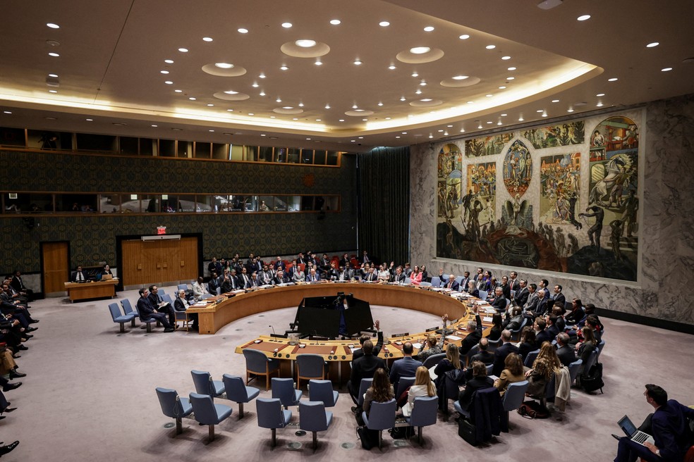 Sessão no Conselho de Segurança da ONU que votou e rejeitou resolução permitindo uso da força no Estreito de Ormuz, em 7 de abril de 2026. — Foto: Jeenah Moon/ Reuters