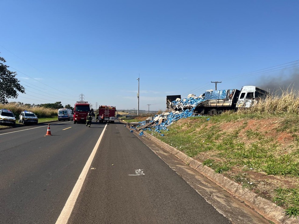 Carro colidiu com caminhão carregado de cervejas, em Martinópolis (SP) — Foto: Polícia Rodoviária