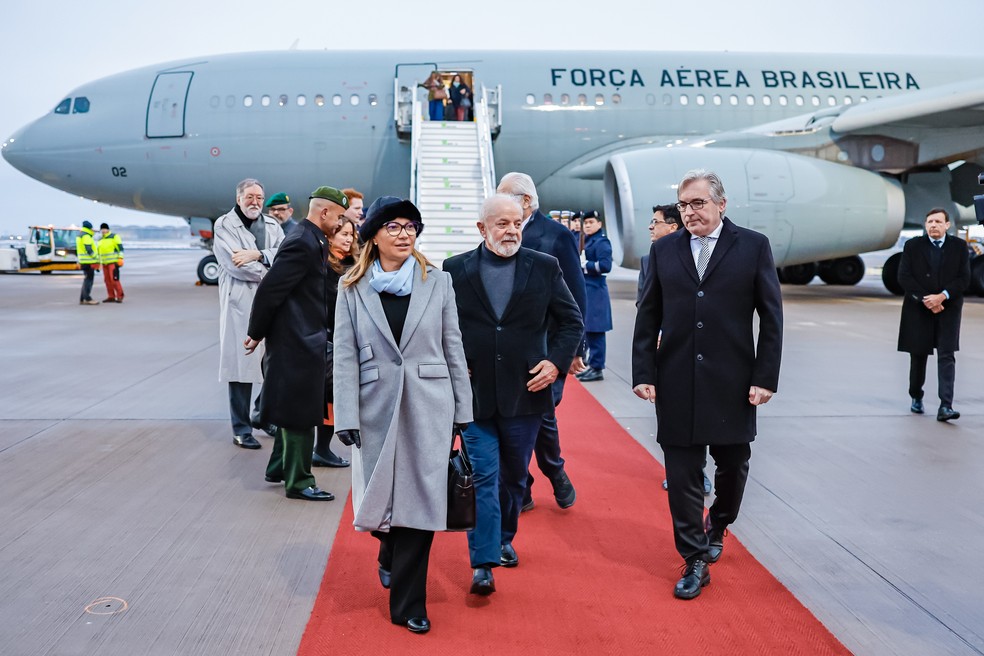 O presidente Lula e a primeira-dama Janja Lula da Silva desembarcam no Aeroporto Berlin-Brandemburgo neste domingo (3) — Foto: Ricardo Stuckert/Presidência da República