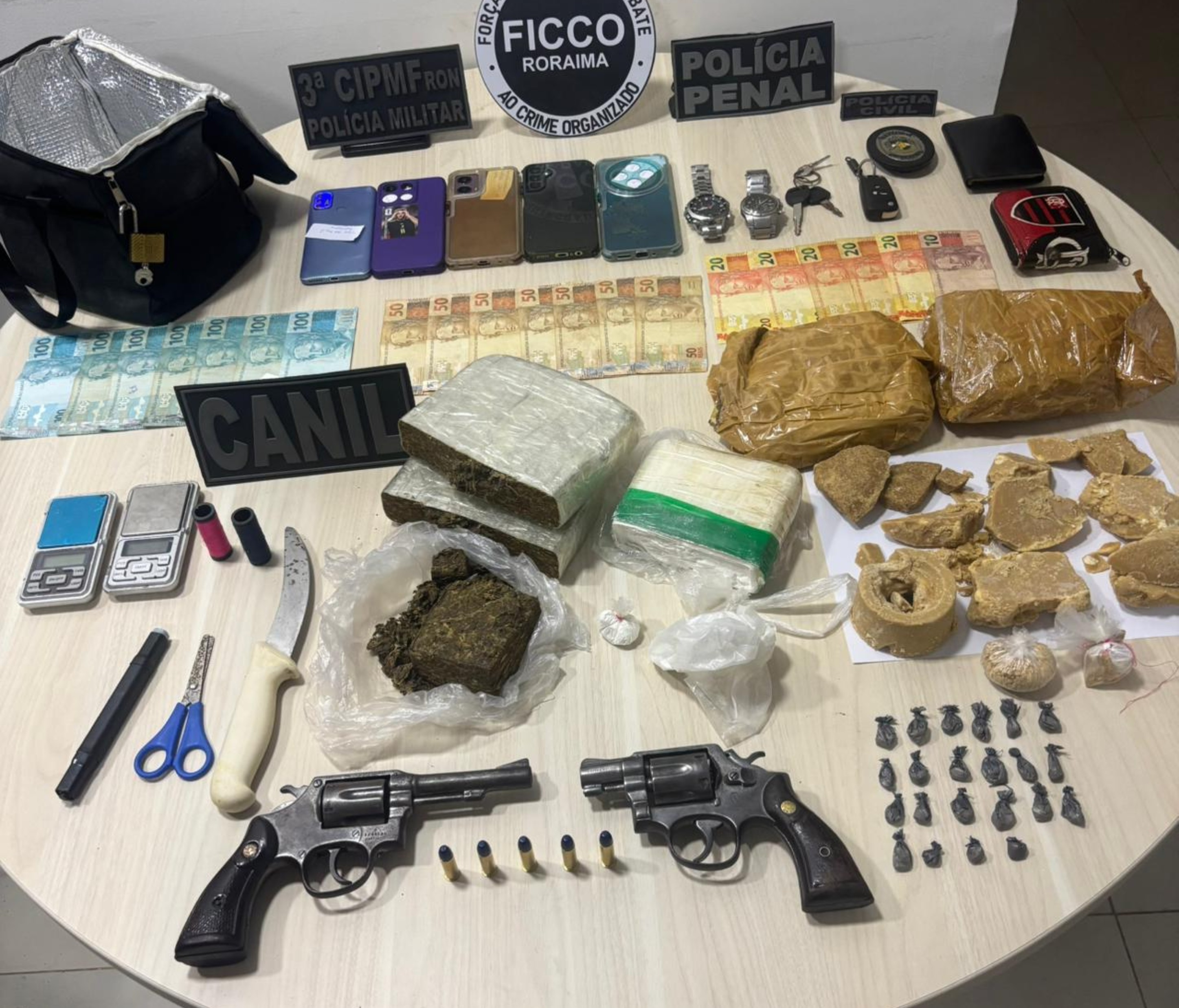 Quatro pessoas são presas com armas, dinheiro e drogas enterradas no quintal em Rorainópolis