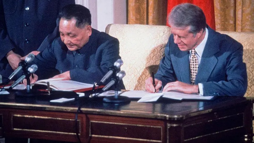 A abertura econômica de Deng Xiaoping incluiu um acordo histórico com o então presidente americano, Jimmy Carter, em 1979 — Foto: Getty Images via BBC