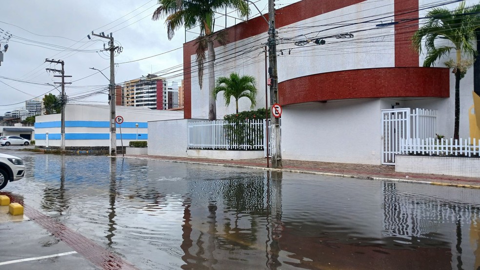 Rua lvaro de Brito, esquina com a avenida Francisco Porto, em Aracaju, alagada nesse sbado (12).  Foto: Reproduo