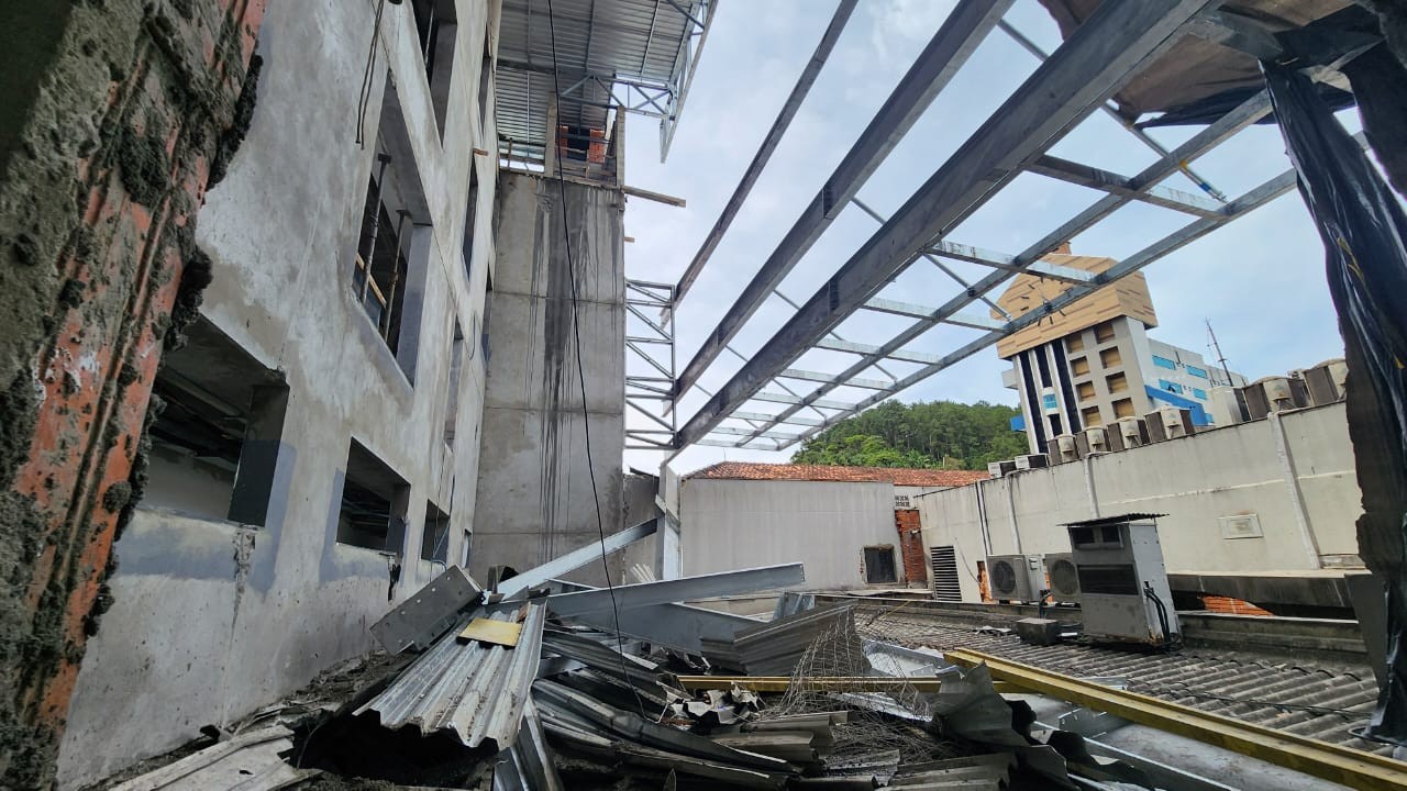 Acidente em obra de hospital de Blumenau deixa um trabalhador morto e 6 feridos; VÍDEO