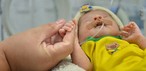 Bebês recém-nascidos com itens da Copa do Mundo em Campina Grande — Foto: Reprodução Prefeitura de Campina Grande.
