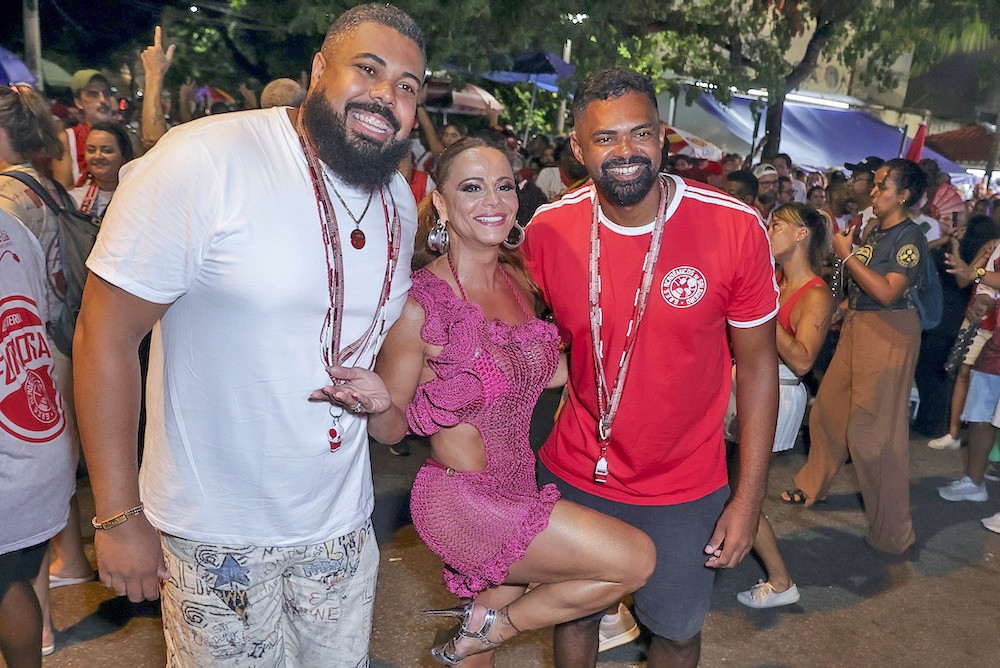 Vivi Araújo ‘ganha nota 10’ em ensaio de rua do Salgueiro; vídeo