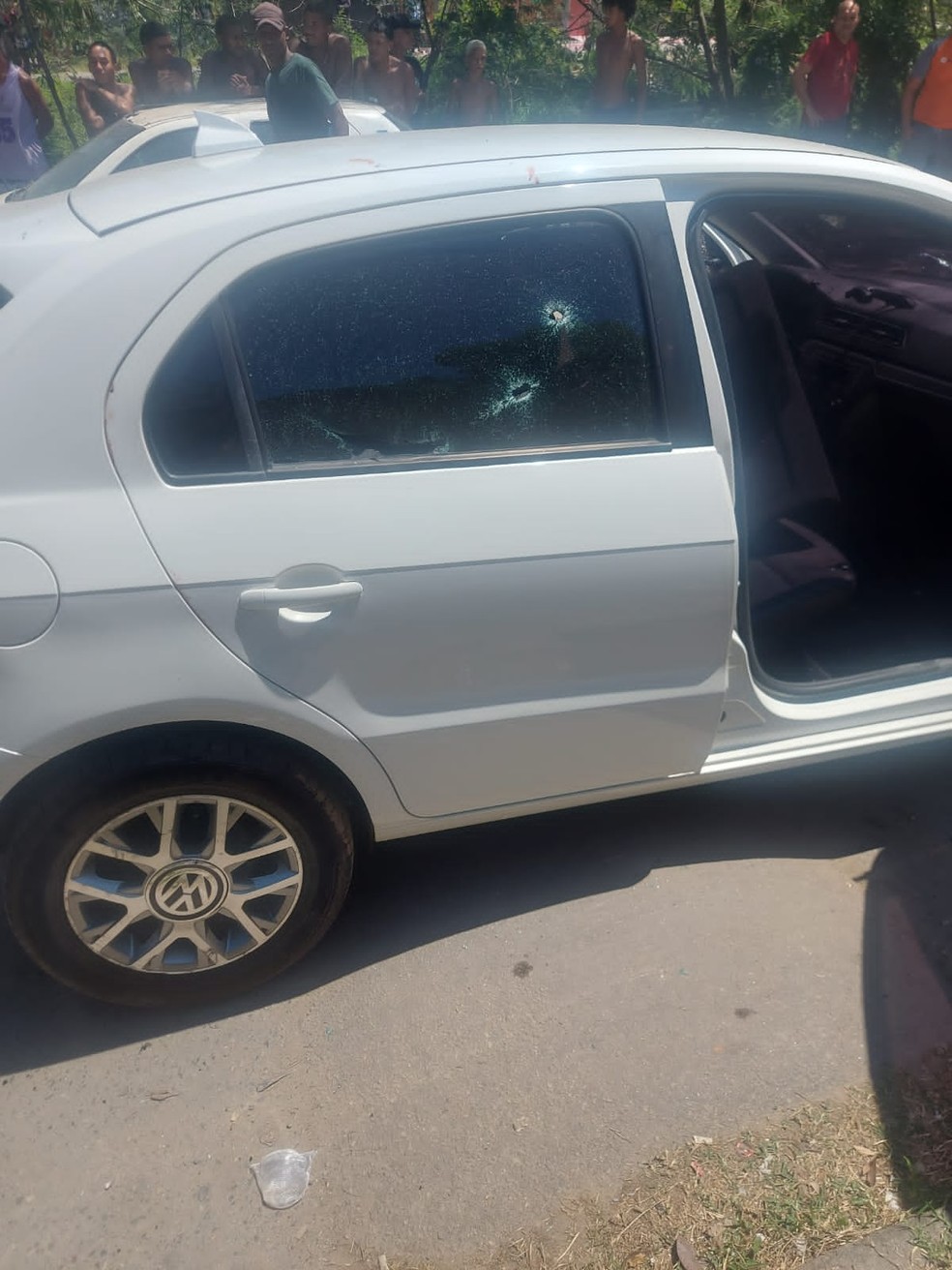 Carro atingido por disparos onde sucessor de Zinho foi morto — Foto: Reprodução
