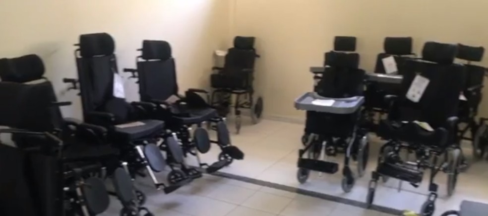 Cadeiras de rodas voltaram a ser entregues pela Sesap — Foto: Reprodução