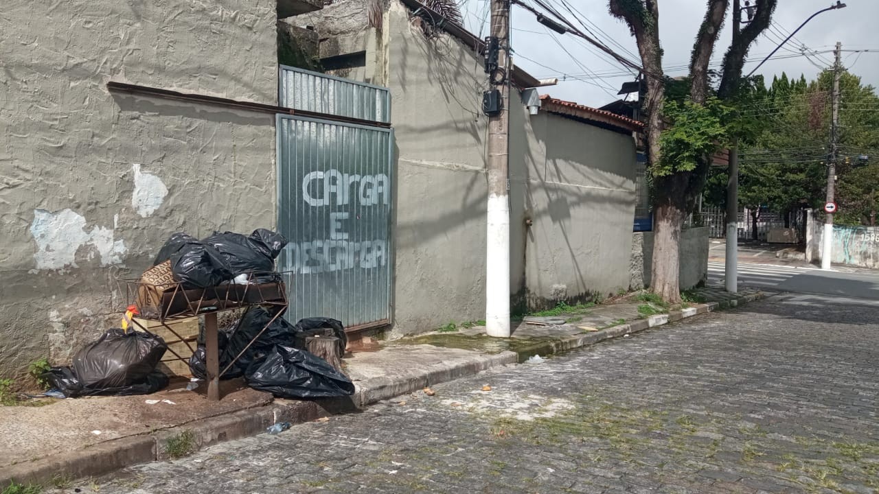 Moradores de Suzano reclamam de falta de coleta de lixo 