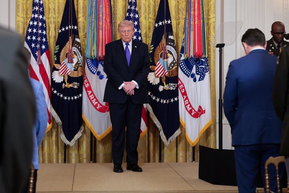 O presidente dos EUA, Donald Trump, durante cerimônia de entrega de medalhas a veteranos de guerra na Casa Branca, em 2 de março de 2026. — Foto: Jonathan Ernst/ Reuters