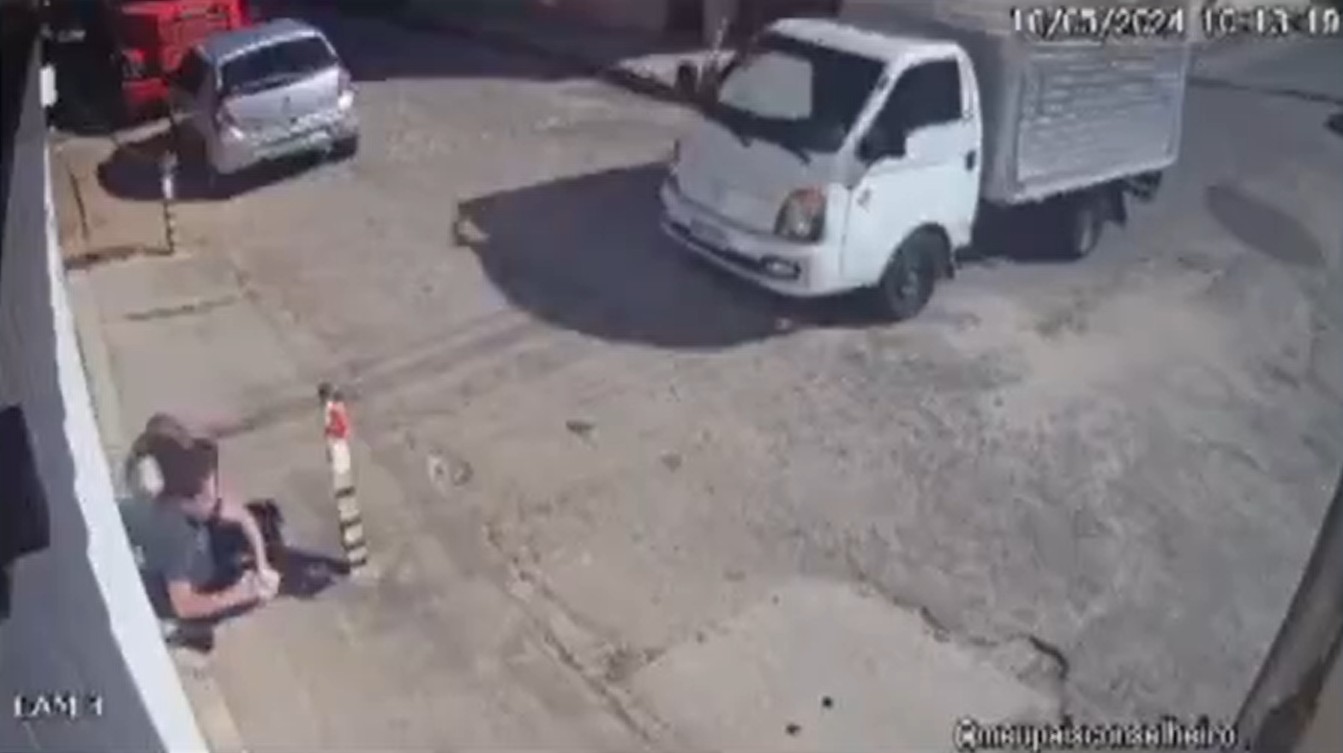 Mulheres escapam de caminhão que desceu ladeira desgovernado em Nova Friburgo; motorista pula antes