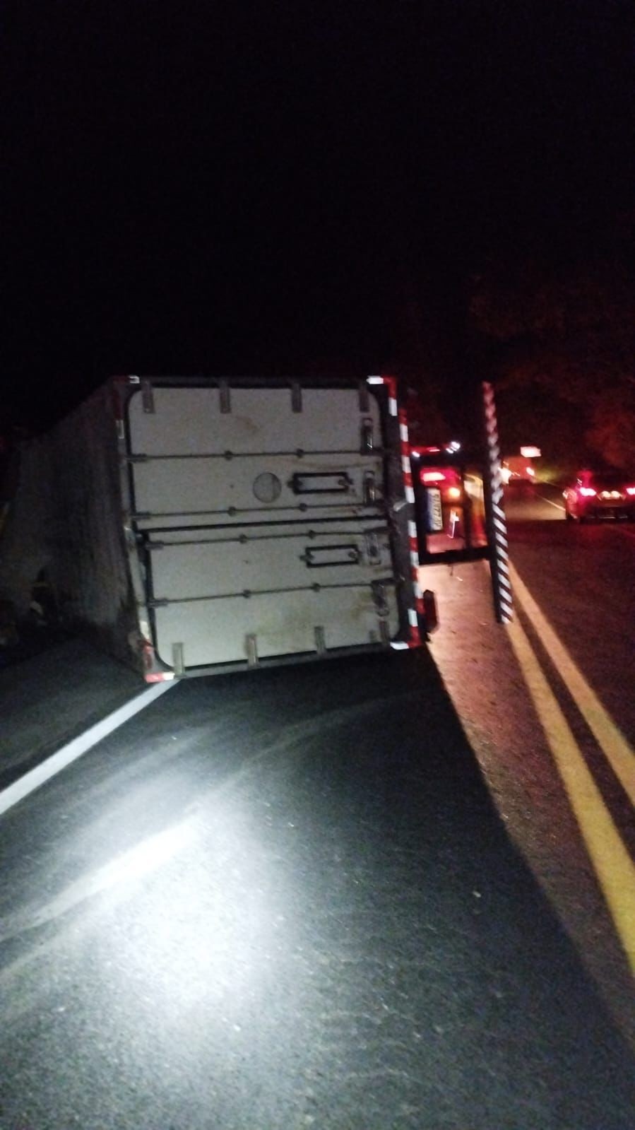 Carreta carregada com peixes tomba na BR-251 e motorista fica preso às ferragens